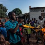 Der kongolesische Journalist Heritier Sefa hier beim Interview während einer Wahlveranstaltung