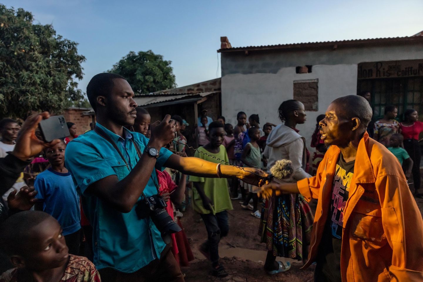 Der kongolesische Journalist Heritier Sefa hier beim Interview während einer Wahlveranstaltung