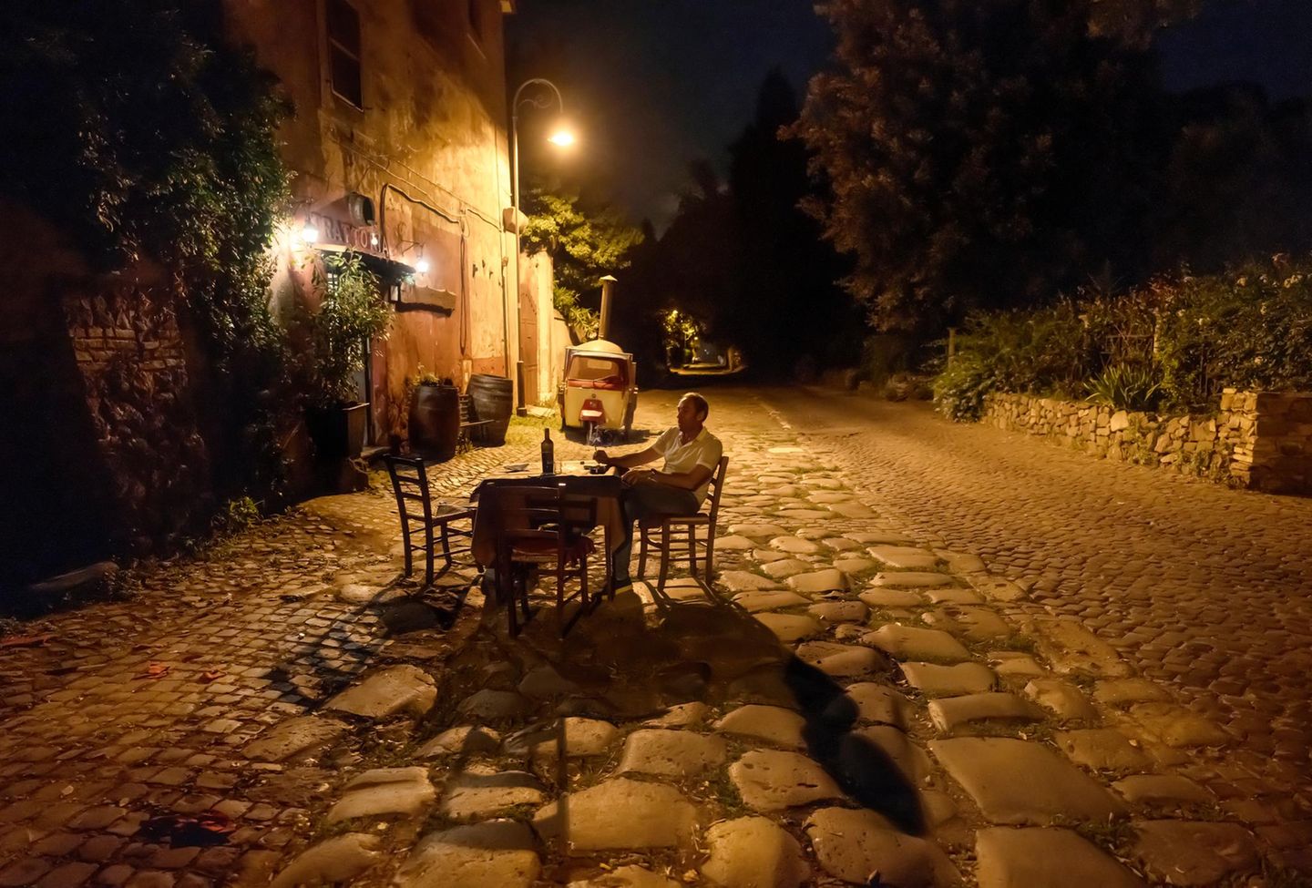 Diese Trattoria in Rom hat einen Tisch direkt auf das historische Pflaster gestellt: Die Via Appia Antica. Die Straße verband Rom mit dem Süden und machte das Imperium zu einer Weltmacht. Heute ist die antike Straße zu großen Teilen verschüttet, bebaut, überwuchert. Nun wird sie von passionierten Wanderern wiederentdeckt. Bis sie vollständig begangen werden kann, ist es allerdings noch ein weiter Weg
