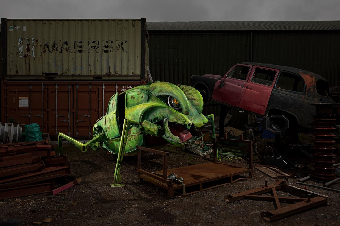 Eine krötenförmige Skulptur aus VW-Käfer-Wracks