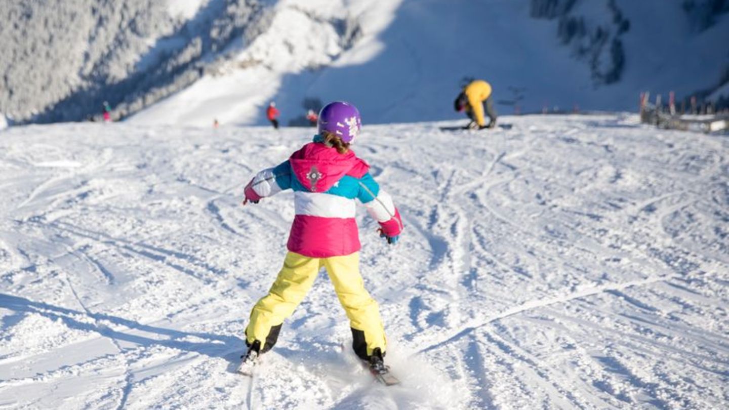 Wintersport-Skifahren-lernen-Der-Hang-neigt-sich-Vorbeugen-