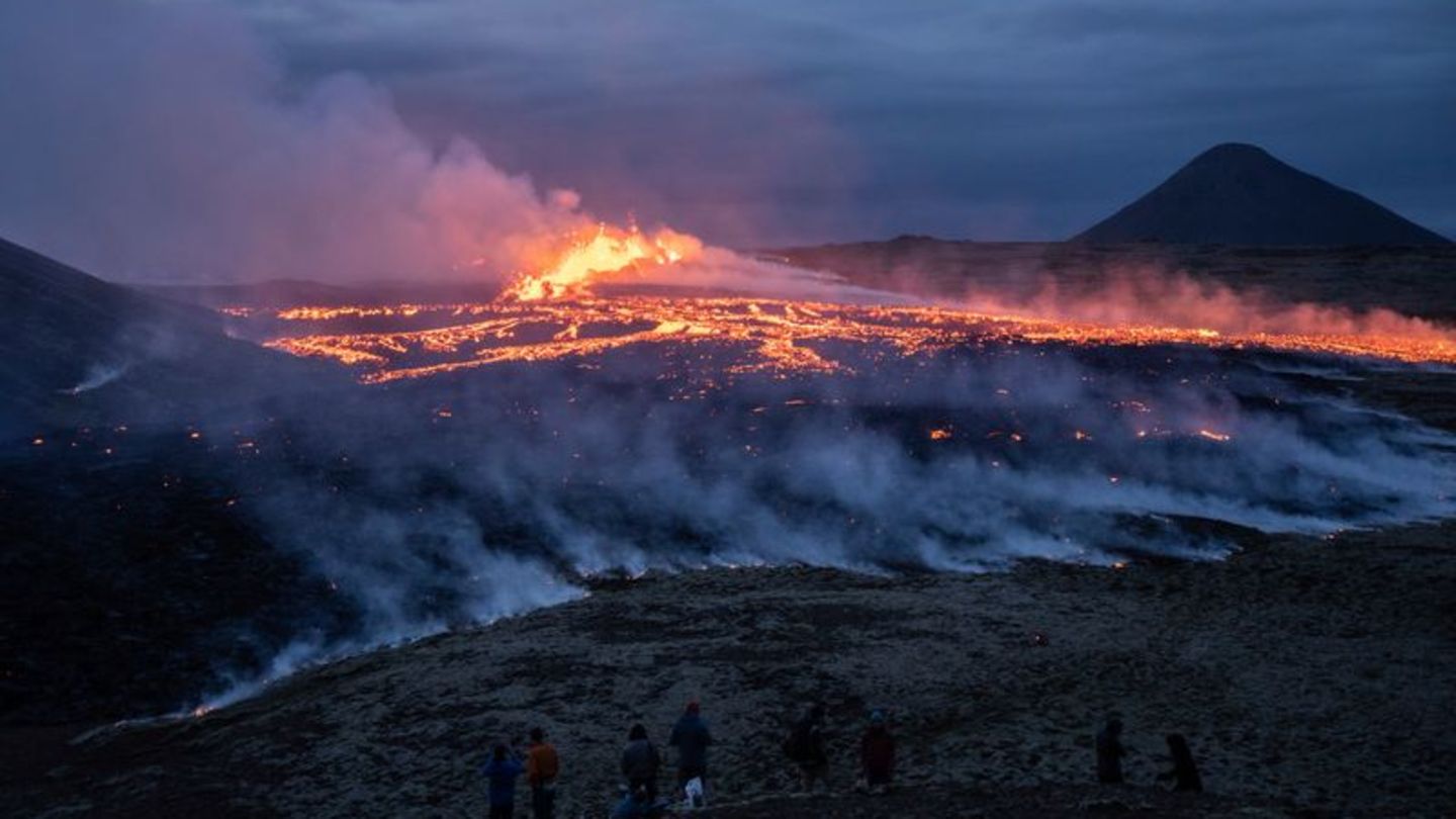 Outdoor-im-Winter-Island-abseits-der-Massen-Abenteuer-zwischen-Feuer-und-Eis