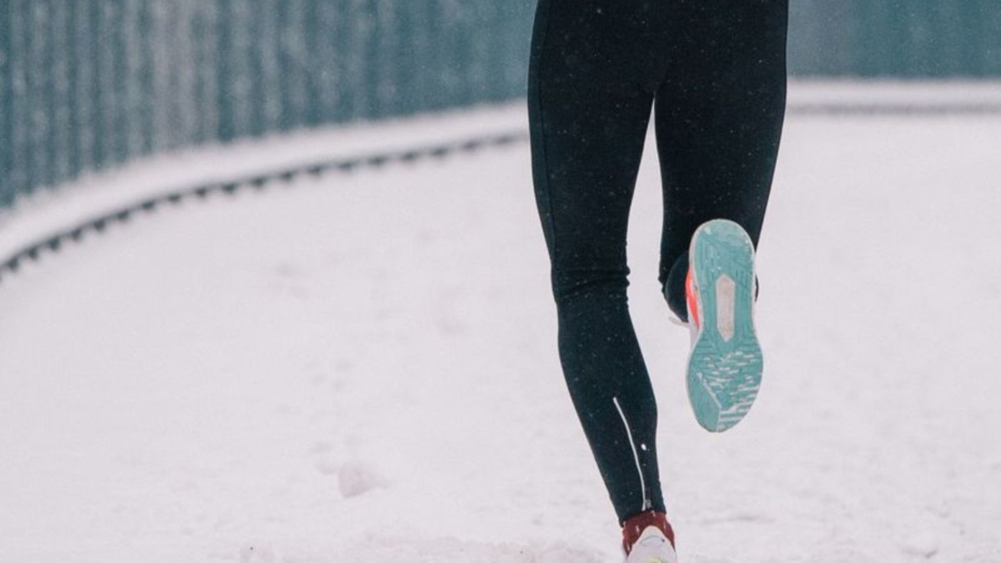 Joggen bei winterlichen Temperaturen ist möglich: Erst ab minus 10 Grad oder bei Glätte sollte das Training besser pausieren ode