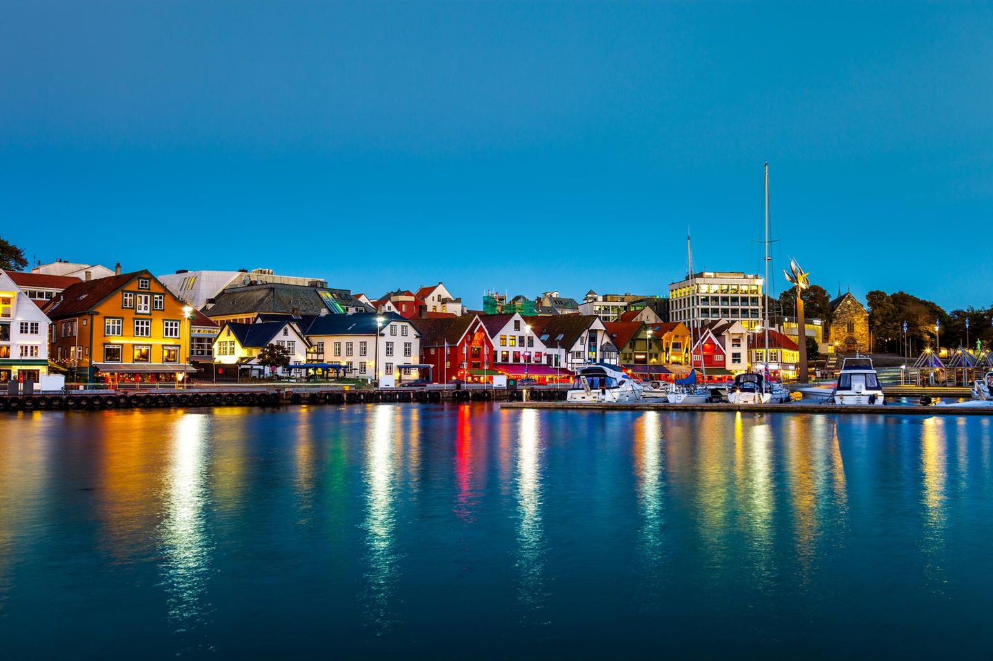 Die Region Stavanger wird auch als "Edge of Norway" (dt. "Kante Norwegens") bezeichnet und liegt an der Westküste des Landes. Weiße Sandstrände, raue Felsklippen und malerische Fjorde sind dabei nur eine kurze Bus- oder Bootsfahrt vom urbanen Flair der Stadt Stavanger entfernt. Rund um den hübschen Hafen reihen sich Cafés, Restaurants, Museen und weitere Kulturangebote – alles kompakt und gut zu Fuß erreichbar. Zu entdecken gibt es einiges, denn Stavanger gilt nicht zuletzt als Energiehauptstadt Norwegens, geprägt von der florierenden Ölindustrie. Tiefe Einblicke in diesen Sektor und in die Geschichte des Ölbooms in der Nordsee liefert das Erdölmuseum, dessen Architektur an eine Bohrplattform erinnert. Wer sich lieber dem Genuss und der regionalen Küche widmet, reserviert am besten rechtzeitig einen Tisch im feinen, beliebten Michelin-Restaurant RE-NAA. Etwas rustikaler geht es bei einer Tour durch die zahlreichen Cafés und Kneipen der Hafenstadt zu. Ausgehfreudige statten unbedingt dem bei Locals beliebten Hanekam einen Besuch ab. Die gemütliche Bar bietet leckeres Essen und lädt zum Feiern auf der wohl kleinsten Tanzfläche der Stadt ein.