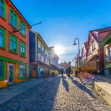 So knallbunt wie hier wird es sonst nirgends: Stavangers wohl bekannteste Straße und kunterbunte Visitenkarte ist die Øvre Holmegate – auch „Fargegaten“ genannt – und ein toller Ausgangspunkt für einen Stadtbummel. Hausfassaden in Pink, Türkis und Sonnengelb, kleine Läden mit kuratiertem Angebot, Cafés mit nordischem Flair, Kunsthandwerk und jede Menge perfekte Fotospots machen sie zu einem lebhaften Treffpunkt. Nur wenige Schritte weiter zeigt Stavanger sein historisches Gesicht: Nahe des Hafens liegt der mittelalterliche Dom der Stadt, die älteste Bischofskirche des Landes. Wer zum Bummel aufbricht, sollte unbedingt einen Abstecher in die Altstadt („Gamle Stavanger“) machen, denn sie gilt als die am besten erhaltene Holzhaussiedlung Nordeuropas. An verwinkelten, gepflasterten Gassen reihen sich hier 173 teils leicht schiefe, weiß gestrichene Holzhäuser aneinander, geschmückt mit üppigen Blumen in Vorgärten und Außenbereichen – besonders zwischen Frühling und Sommer ein Spaziergang wie durch ein Freilichtmuseum. Wer noch tiefer in die Geschichte eintauchen möchte, fährt hinaus zum Hafrsfjord, wo das monumentale Denkmal „Sverd i fjell“ aufragt. Drei gewaltige Schwerter ragen dort aus dem felsigen Grund und erinnern an die Schlacht von 872, als Harald Schönhaar Norwegen geeint haben soll. Die Klingen stehen symbolisch für Frieden, Einheit und Freiheit.