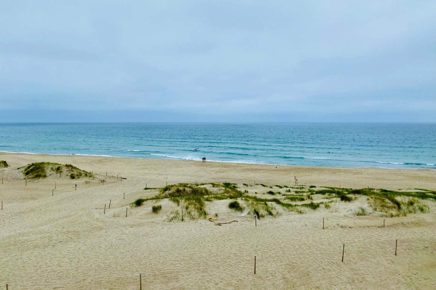 Huch, sieht gar nicht aus wie Norwegen? Mit seinen rund fünf Kilometern Länge ist der Orrestranda bei Jæren der längste Sandstrand Norwegens und bietet eine für das Land ungewöhnlich weite, offene Küstenlandschaft. Feiner, heller Sand, das sanfte Rauschen der Nordsee und ein Himmel, der an klaren Tagen in den schönsten Blautönen leuchtet: Hier fühlt man sich fast wie im Süden – wäre da nicht die wohltuende Frische der norwegischen Brise. Im Sommer kommen Badegäste, Sonnenanbeter und Surfende ebenso auf ihre Kosten wie Wanderer und Spaziergänger, die die weite Dünenlandschaft und das Spiel der Wellen genießen. Wer Lust auf mehr Hintergrund hat, sollte das Naturhaus am Orrestrand, das Friluftshus, besuchen. Das Besucherzentrum ist nicht nur Ausgangspunkt für Wanderungen und andere Outdoor-Aktivitäten, sondern auch ein lebendiger Treffpunkt für Kultur und Umweltbewusstsein: Hier finden Kunstausstellungen, Konzerte und Vorträge statt, zudem gibt es im kleinen Café regionale Leckereien. Das Naturhaus ist eine der Stationen entlang der malerischen Norwegischen Landschaftsroute Jæren, die sich entlang der Westküste zieht.