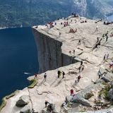 Filmreife Kulisse: Die Felskanzel Preikestolen ragt 604 Meter über den Lysefjord und gehört zu den bekanntesten Wanderzielen des Landes. Berühmtheit über Norwegen hinaus erlangte sie durch den Film "Mission: Impossible – Fallout", dessen zentrale Kletterszene zwar im indischen Kaschmir spielen soll, tatsächlich aber hier gedreht wurde. Jedes Jahr zieht der Aussichtsfelsen rund 300.000 Wanderfreudige an, die für den spektakulären Blick auf den tiefblauen Fjord teils lange Anreisen in Kauf nehmen. Wer nicht gerade Tom Cruise ist und eine Filmcrew im Schlepptau hat, sollte dabei unbedingt den nötigen Sicherheitsabstand zur Kante einhalten. Der Aufstieg vom Parkplatz führt über etwa acht Kilometer und überwindet ungefähr 500 Höhenmeter, gute Kondition und trittsichere Schuhe sind daher empfehlenswert. Die Hauptsaison für Wanderungen auf den Preikestolen reicht von April bis Oktober; in der Nebensaison erleben Besucher die ikonische Felsplattform dafür deutlich ruhiger.