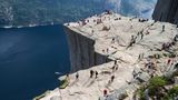 Filmreife Kulisse: Die Felskanzel Preikestolen ragt 604 Meter über den Lysefjord und gehört zu den bekanntesten Wanderzielen des Landes. Berühmtheit über Norwegen hinaus erlangte sie durch den Film "Mission: Impossible – Fallout", dessen zentrale Kletterszene zwar im indischen Kaschmir spielen soll, tatsächlich aber hier gedreht wurde. Jedes Jahr zieht der Aussichtsfelsen rund 300.000 Wanderfreudige an, die für den spektakulären Blick auf den tiefblauen Fjord teils lange Anreisen in Kauf nehmen. Wer nicht gerade Tom Cruise ist und eine Filmcrew im Schlepptau hat, sollte dabei unbedingt den nötigen Sicherheitsabstand zur Kante einhalten. Der Aufstieg vom Parkplatz führt über etwa acht Kilometer und überwindet ungefähr 500 Höhenmeter, gute Kondition und trittsichere Schuhe sind daher empfehlenswert. Die Hauptsaison für Wanderungen auf den Preikestolen reicht von April bis Oktober; in der Nebensaison erleben Besucher die ikonische Felsplattform dafür deutlich ruhiger.