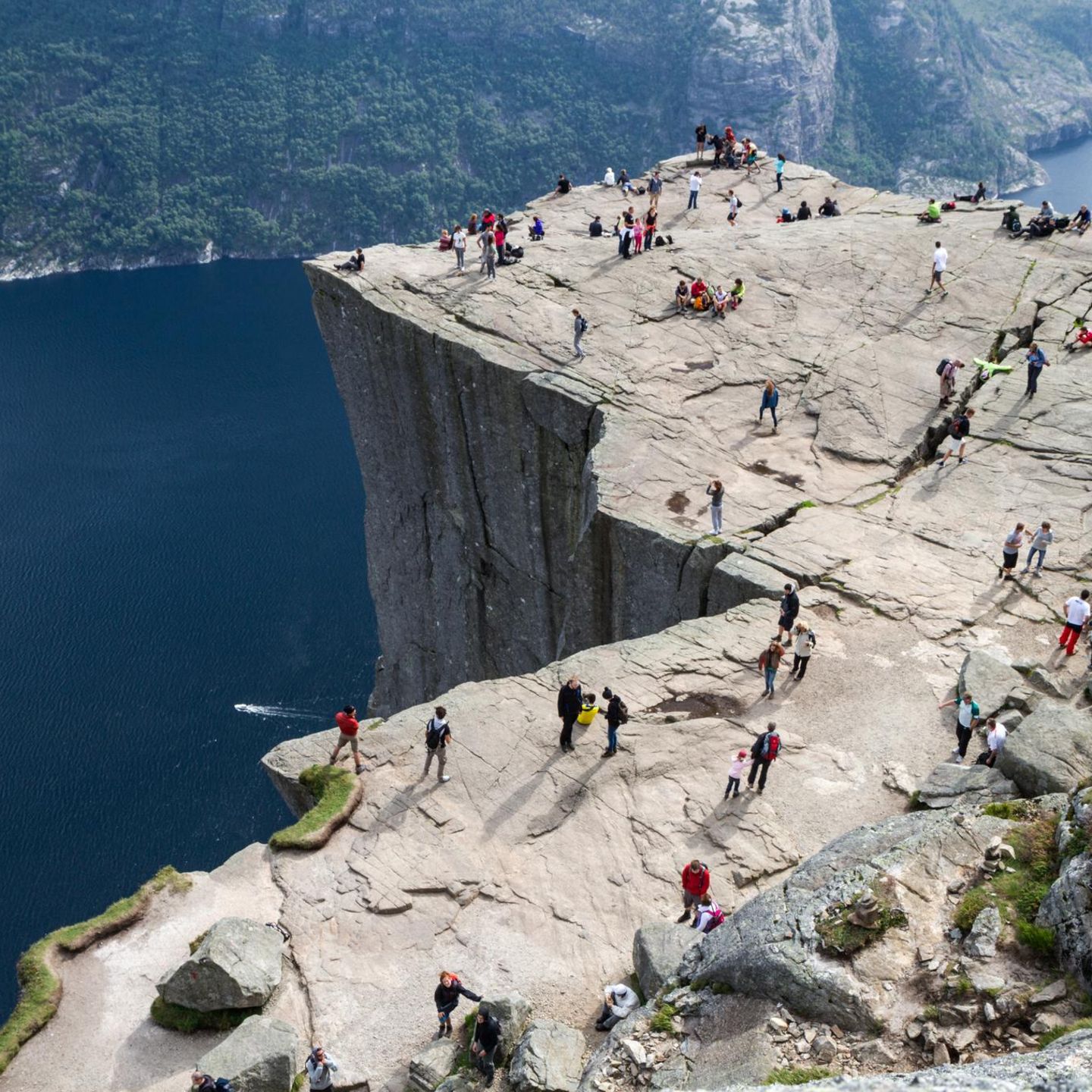 Filmreife Kulisse: Die Felskanzel Preikestolen ragt 604 Meter über den Lysefjord und gehört zu den bekanntesten Wanderzielen des Landes. Berühmtheit über Norwegen hinaus erlangte sie durch den Film "Mission: Impossible – Fallout", dessen zentrale Kletterszene zwar im indischen Kaschmir spielen soll, tatsächlich aber hier gedreht wurde. Jedes Jahr zieht der Aussichtsfelsen rund 300.000 Wanderfreudige an, die für den spektakulären Blick auf den tiefblauen Fjord teils lange Anreisen in Kauf nehmen. Wer nicht gerade Tom Cruise ist und eine Filmcrew im Schlepptau hat, sollte dabei unbedingt den nötigen Sicherheitsabstand zur Kante einhalten. Der Aufstieg vom Parkplatz führt über etwa acht Kilometer und überwindet ungefähr 500 Höhenmeter, gute Kondition und trittsichere Schuhe sind daher empfehlenswert. Die Hauptsaison für Wanderungen auf den Preikestolen reicht von April bis Oktober; in der Nebensaison erleben Besucher die ikonische Felsplattform dafür deutlich ruhiger.