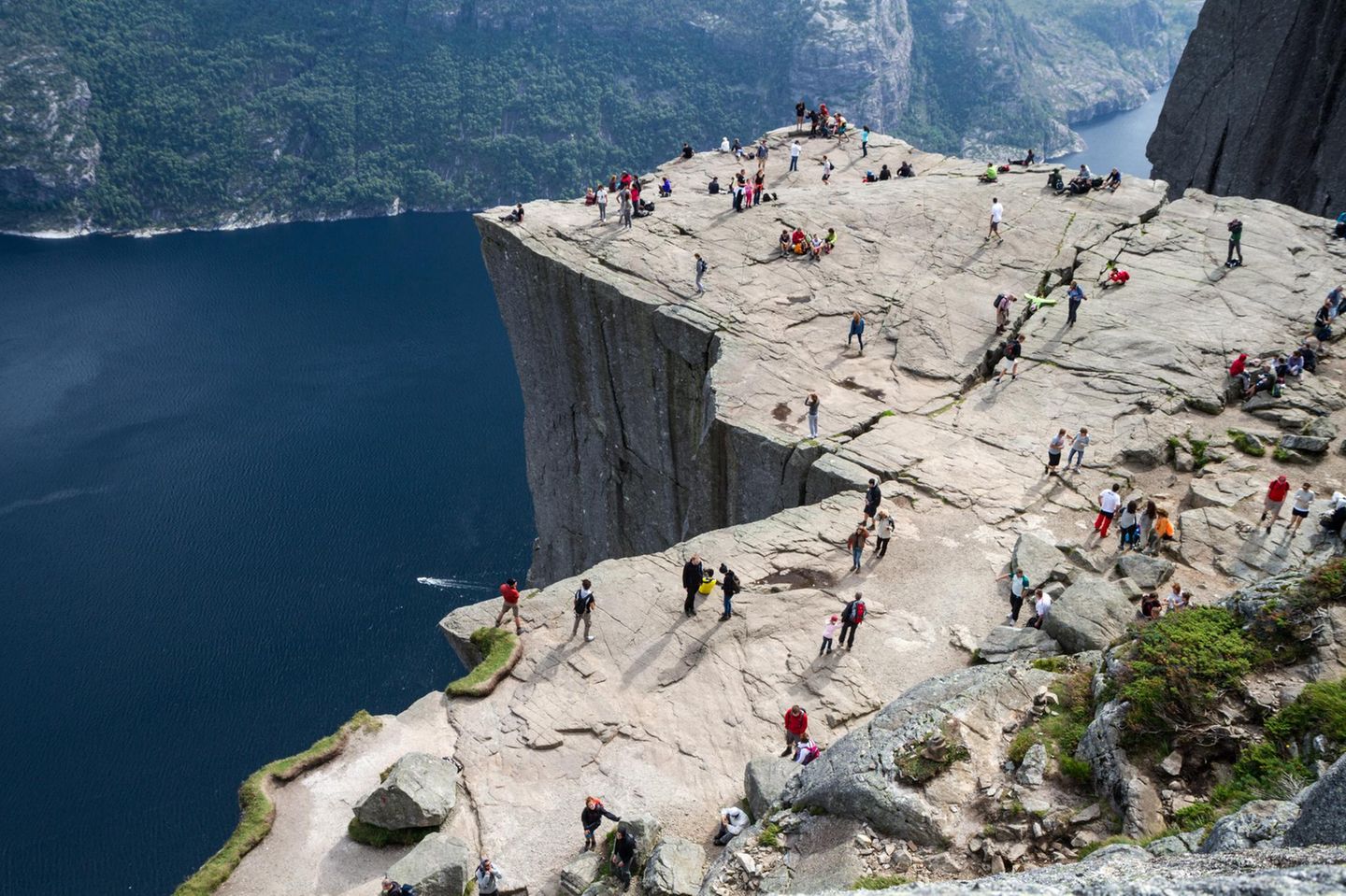 Filmreife Kulisse: Die Felskanzel Preikestolen ragt 604 Meter über den Lysefjord und gehört zu den bekanntesten Wanderzielen des Landes. Berühmtheit über Norwegen hinaus erlangte sie durch den Film "Mission: Impossible – Fallout", dessen zentrale Kletterszene zwar im indischen Kaschmir spielen soll, tatsächlich aber hier gedreht wurde. Jedes Jahr zieht der Aussichtsfelsen rund 300.000 Wanderfreudige an, die für den spektakulären Blick auf den tiefblauen Fjord teils lange Anreisen in Kauf nehmen. Wer nicht gerade Tom Cruise ist und eine Filmcrew im Schlepptau hat, sollte dabei unbedingt den nötigen Sicherheitsabstand zur Kante einhalten. Der Aufstieg vom Parkplatz führt über etwa acht Kilometer und überwindet ungefähr 500 Höhenmeter, gute Kondition und trittsichere Schuhe sind daher empfehlenswert. Die Hauptsaison für Wanderungen auf den Preikestolen reicht von April bis Oktober; in der Nebensaison erleben Besucher die ikonische Felsplattform dafür deutlich ruhiger.