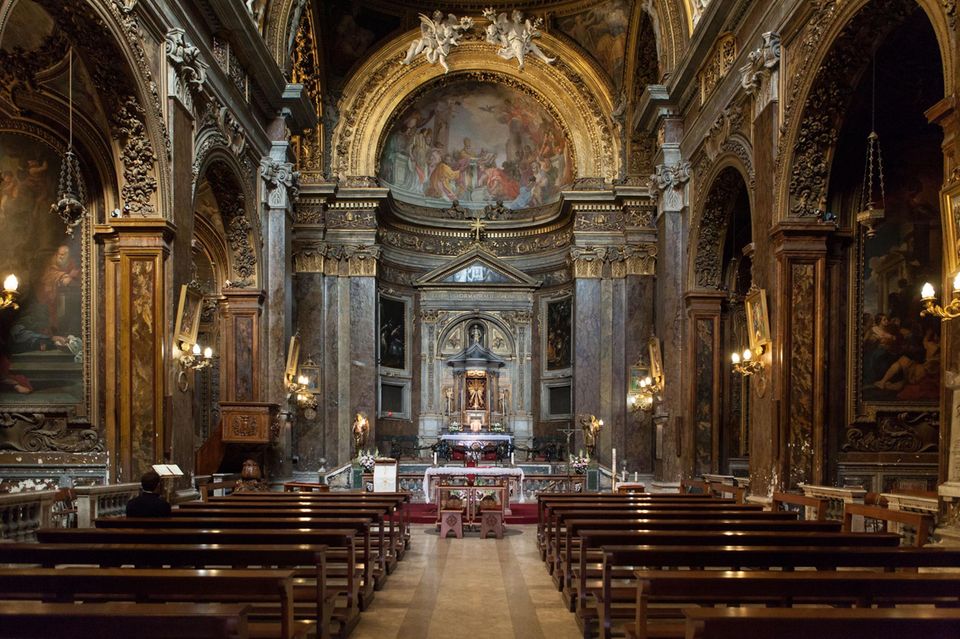 Innenansicht auf den Altar in der Kirche San Silvestro in Rom