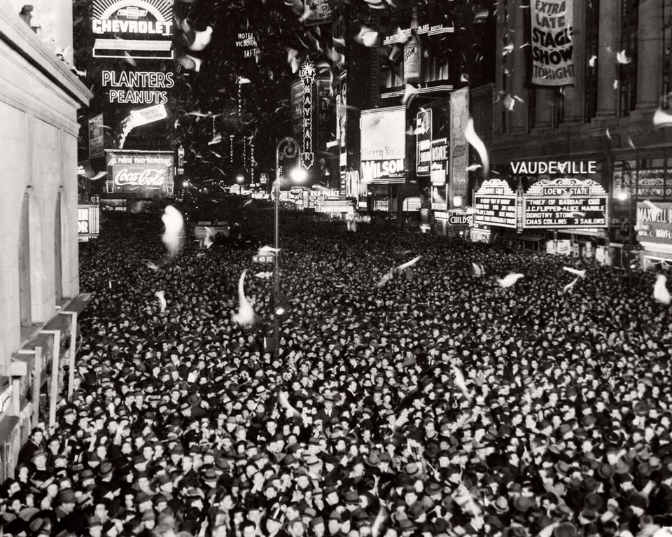 Am 31. Dezember 1938 versammeln sich Menschen am Times Square in New York