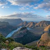 Westlich des Kruger Nationalparks und rund 500 Kilometer nordöstlich von Johannesburg liegt eines der großen Naturwunder Afrikas: der Blyde River Canyon. Die zwei Flüsse Blyde und Ohrigstadt River haben hier eine faszinierende Schluchtenlandschaft geschaffen, die sich auf rund 30 Kilometern durch die karstig-buschige Landschaft der Ost-Transvaal zieht. Steil fallen die Felswände zum Fluss hin ab, teilweise bis zu 800 Meter tief. Der beste Ausblick auf den Canyon und das dazugehörige Schutzgebiet bietet sich vom Aussichtspunkt God’s Window (an der R534).
