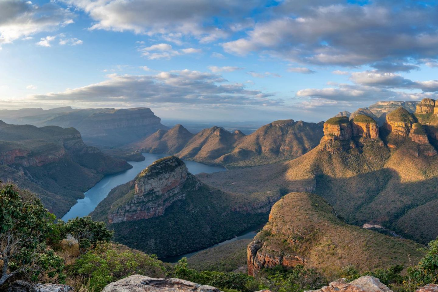 Westlich des Kruger Nationalparks und rund 500 Kilometer nordöstlich von Johannesburg liegt eines der großen Naturwunder Afrikas: der Blyde River Canyon. Die zwei Flüsse Blyde und Ohrigstadt River haben hier eine faszinierende Schluchtenlandschaft geschaffen, die sich auf rund 30 Kilometern durch die karstig-buschige Landschaft der Ost-Transvaal zieht. Steil fallen die Felswände zum Fluss hin ab, teilweise bis zu 800 Meter tief. Der beste Ausblick auf den Canyon und das dazugehörige Schutzgebiet bietet sich vom Aussichtspunkt God’s Window (an der R534).