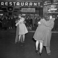 Zum Neujahr 1942 küssen sich zwei Paare auf einer Straße in New York