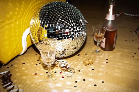 Nach einer durchzechten Nacht können Elektrolyte am nächsten Morgen den Kater etwas lindern. Foto: Christin Klose/dpa-tmn