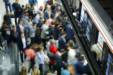 Bei Menschen, die von Klaustrophobie betroffen sind, löst eine rappelvolle U-Bahn schnell mal eine Panikattacke aus. Foto: Paco
