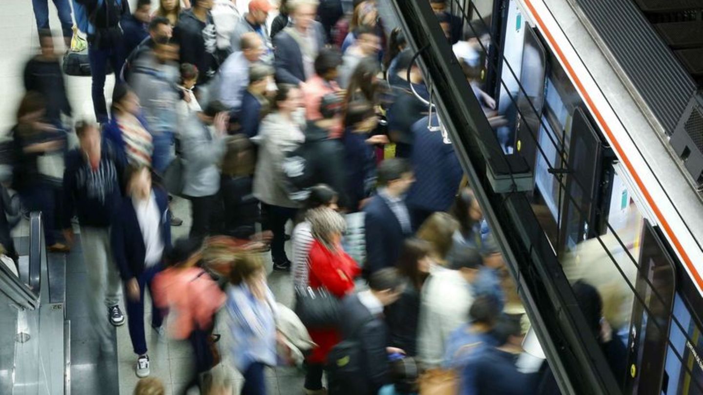 Bei Menschen, die von Klaustrophobie betroffen sind, löst eine rappelvolle U-Bahn schnell mal eine Panikattacke aus. Foto: Paco