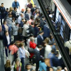Bei Menschen, die von Klaustrophobie betroffen sind, löst eine rappelvolle U-Bahn schnell mal eine Panikattacke aus. Foto: Paco