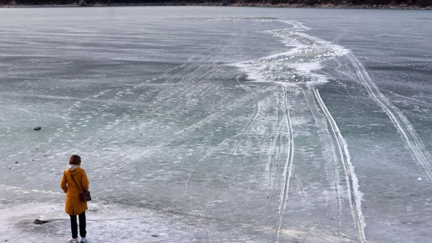 Eine geschlossene Eisfläche sieht trügerisch sicher aus: Die tatsächliche Tragfähigkeit ist oft schwer einzuschätzen. Foto: Karl