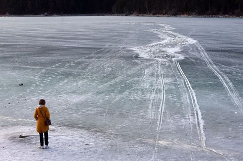 Eine geschlossene Eisfläche sieht trügerisch sicher aus: Die tatsächliche Tragfähigkeit ist oft schwer einzuschätzen. Foto: Karl