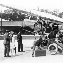 Propellermaschine und einige Menschen auf dem Flughafen Berlin Tempelhof 1926