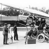 Propellermaschine und einige Menschen auf dem Flughafen Berlin Tempelhof 1926
