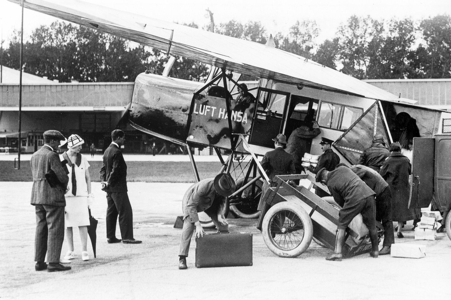 Propellermaschine und einige Menschen auf dem Flughafen Berlin Tempelhof 1926