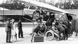 Propellermaschine und einige Menschen auf dem Flughafen Berlin Tempelhof 1926