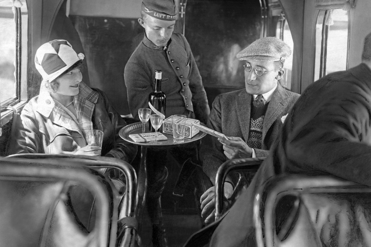 Ein Stewart in Livree bedient in einer Lufthansa-Maschine , um 1930