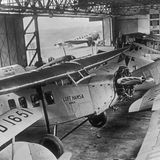 Eine Halle mit mehreren Propellermaschinen der Lufthansa, 1920er Jahre