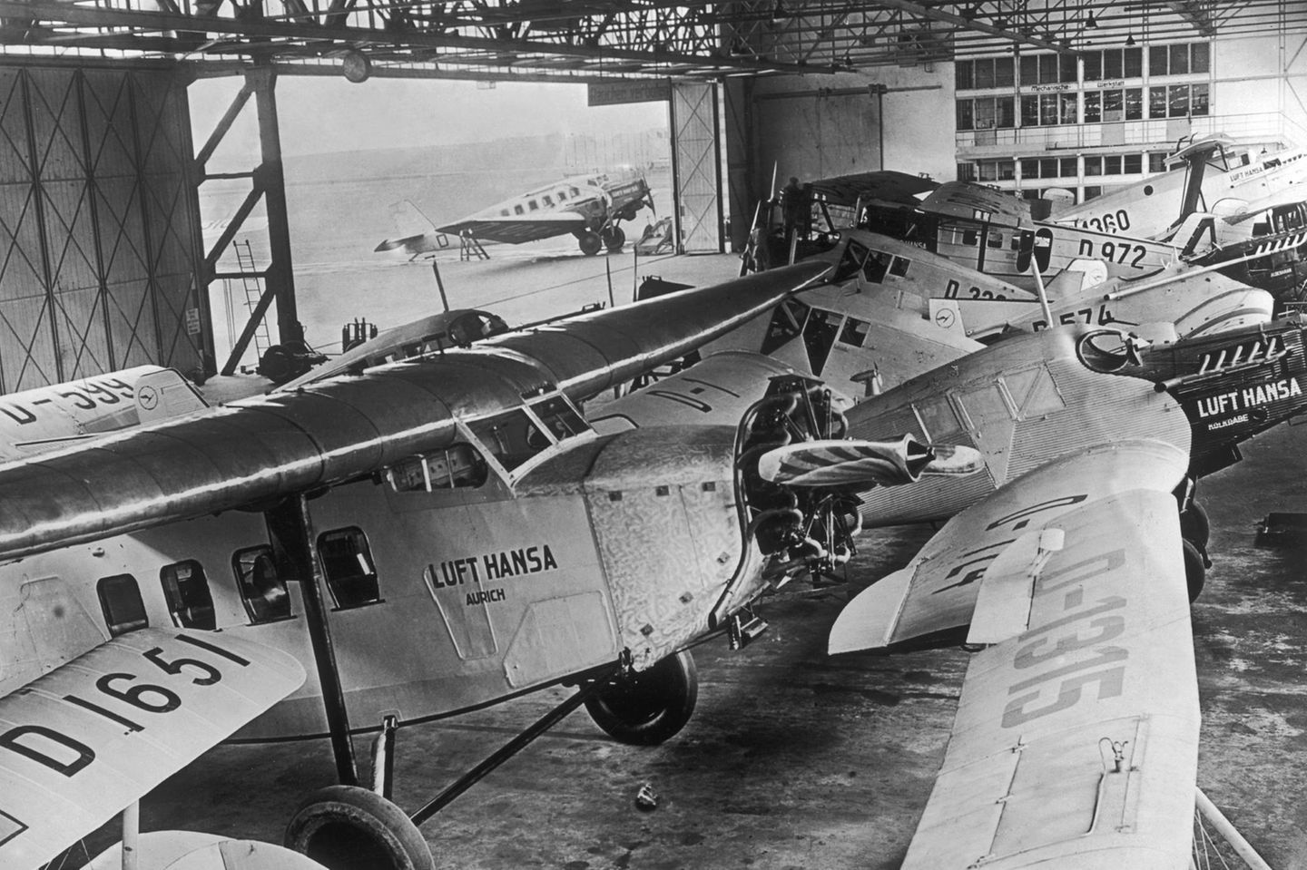 Eine Halle mit mehreren Propellermaschinen der Lufthansa, 1920er Jahre