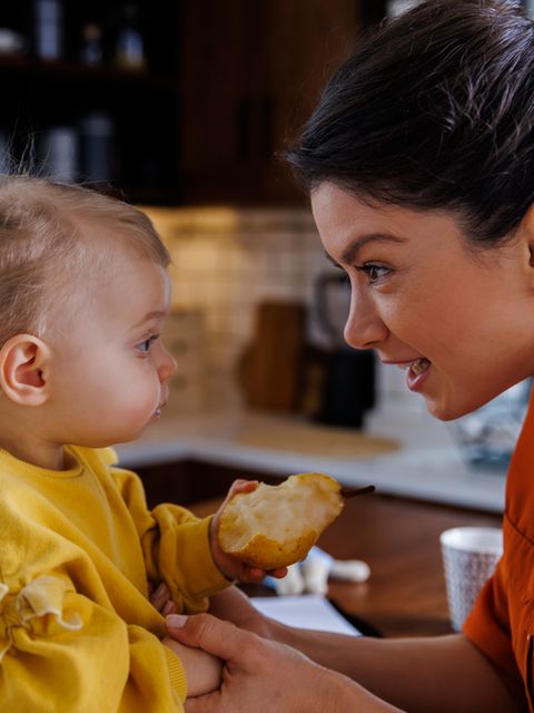 Willst du ein Brötchen? Lieber eine Banane? Oder doch die Knabber-Erdbeeren? Schon die Kleinsten dürfen entscheiden – auch, wenn sie ihre Meinung oft drei Sekunden später ändern