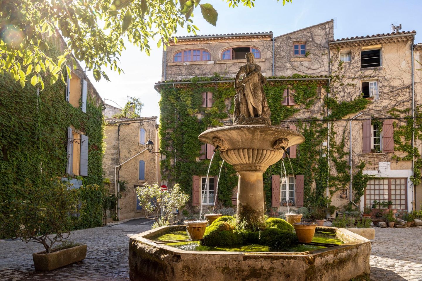 Brunnen auf Platz in Saignon