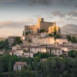 Burg auf Hügel in Le Baroux