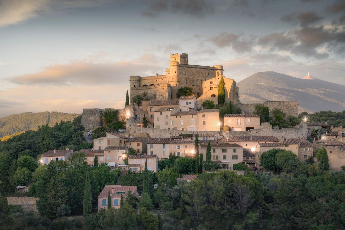 Burg auf Hügel in Le Baroux
