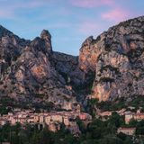 Moustiers-Sainte-Marie zwischen den Felsen