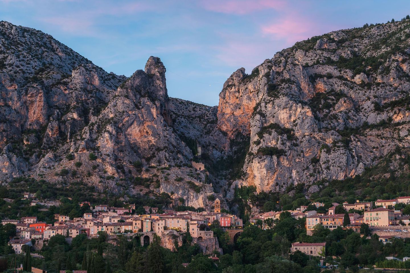 Moustiers-Sainte-Marie zwischen den Felsen