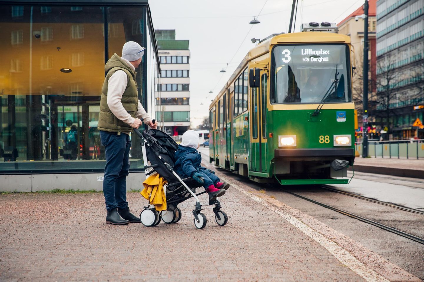 Fußgängerinnen und Fußgänger genießen im Verkehr der finnischen Hauptstadt höchste Priorität