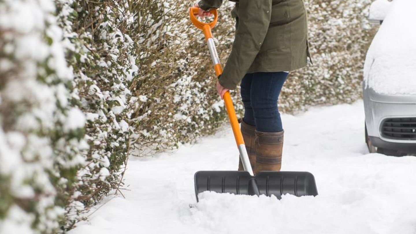 Schieben statt heben: Schnee lässt sich rückenfreundlicher zur Seite schieben, als anzuheben. Foto: Benjamin Nolte/dpa-tmn