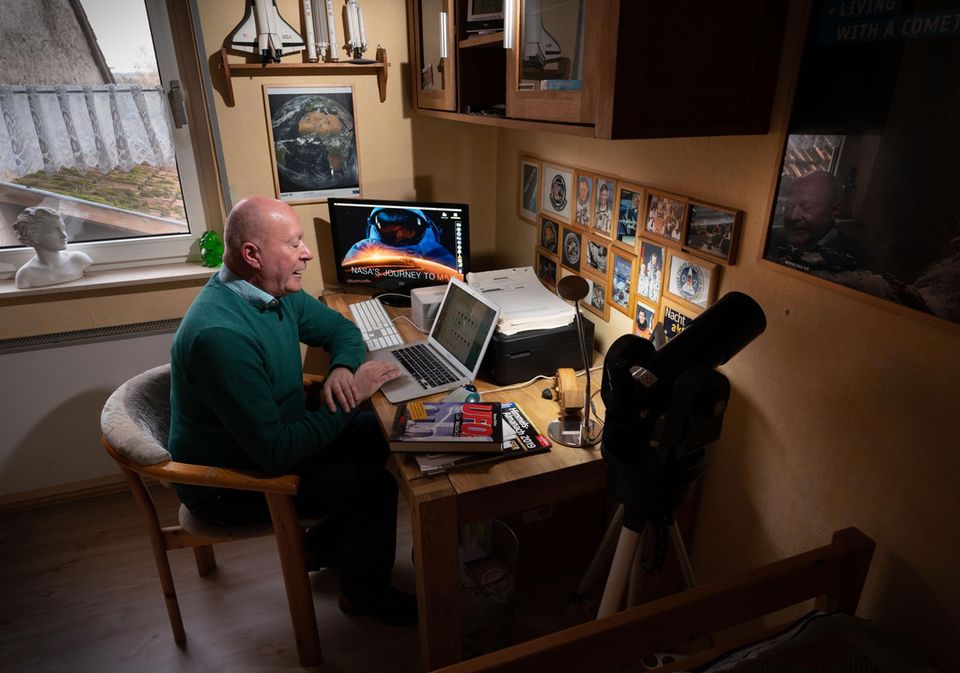 Hansjürgen Köhler von Cenap in seinem Arbeitszimmer