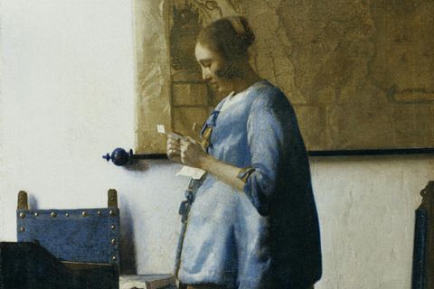 Eine Frau steht im Lichtschein eines Fensters, einen Brief lesend; hinter ihr eine Landkarte; Gemälde, um 1633