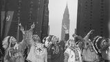 Sechs nordamerikanische Indigene in traditioneller Kleidung, die vor der Kulisse Manhattans in die Höhe schauen; sw-Foto; 1949