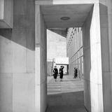 Frauen gehen an einer Fensterfassade entlang; schwarz-weiß Foto, 1951