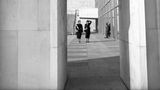 Frauen gehen an einer Fensterfassade entlang; schwarz-weiß Foto, 1951