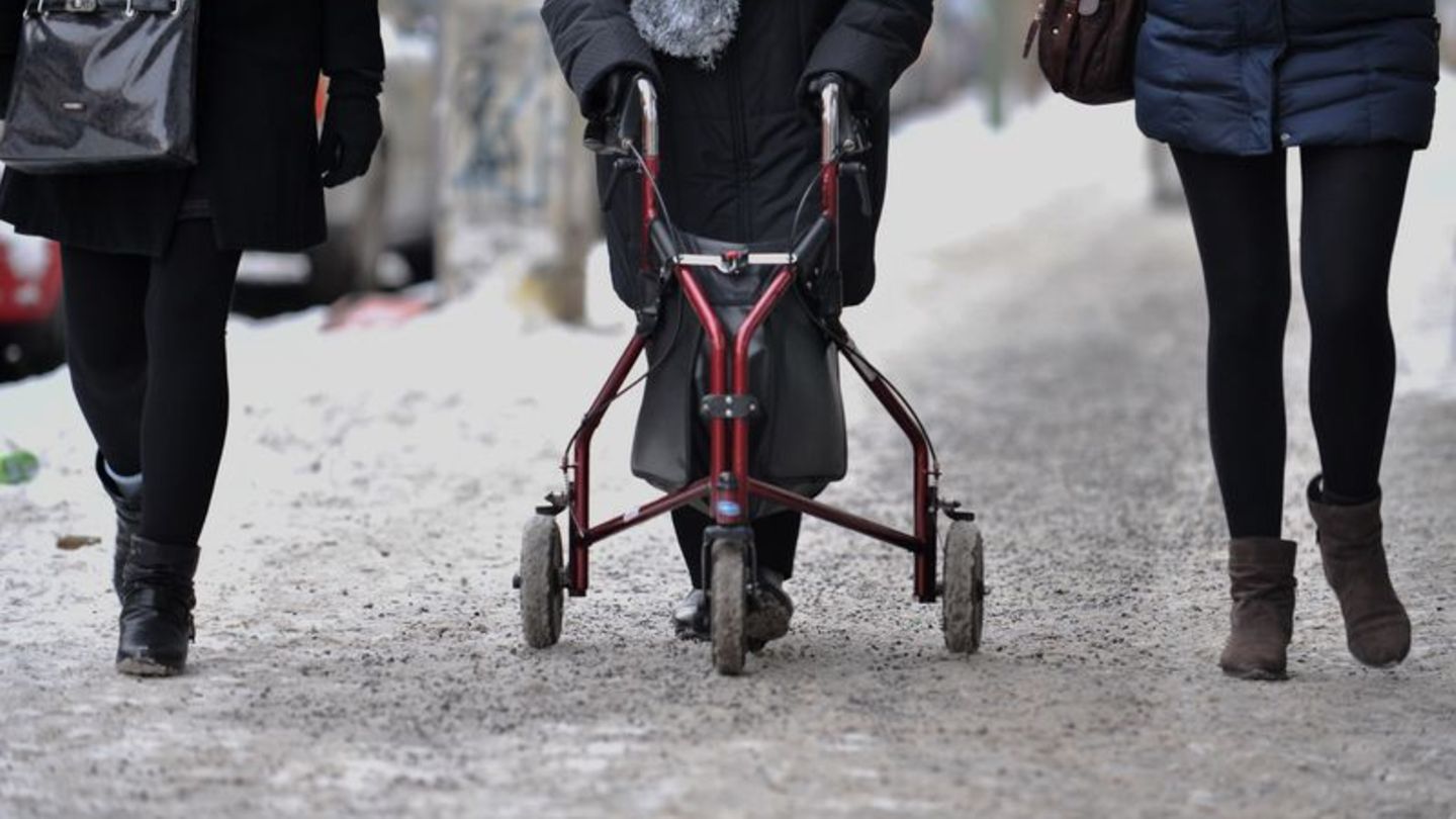 winterwetter-schnee-und-gl-tte-so-ist-man-mit-rollator-sicher-unterwegs