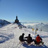 Menschen rodeln im Mangfallgebirge am Brünnstein