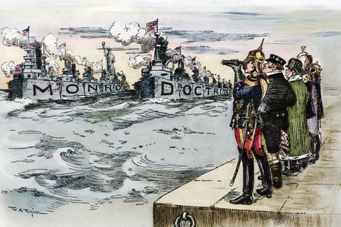 Dampfende Kriegsschiffe der USA, die von den Mächtigen Europas beobachtet werden; Karikatur, um 1904
