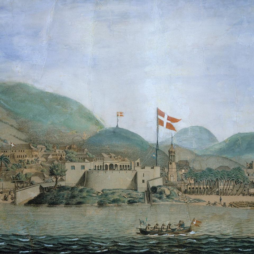 Dänische Flagge weht an Hafen