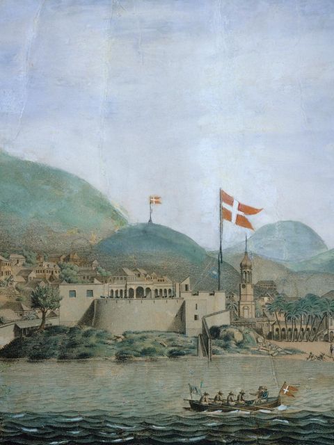 Dänische Flagge weht an Hafen